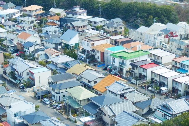 太陽光パネルがついていない一軒家が立ち並ぶ街並み